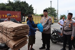 Buruh Pelabuhan Tanjung Priok Rasakan Manfaat Bakti Sosial Polri.