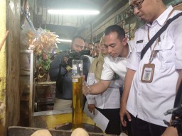 Satgas Pangan Satreskrim Polrestabes Surabaya dan Pemerintah Kota Surabaya Temukan Dugaan Kecurangan Minyakita di Dua Pasar Tradisional Surabaya