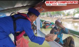Bagikan Takjil Kepada Nelayan Dan Penumpang Kapal Jurusan Pulau Mandangin, Satpolairud Polres Sampang Berbagi Takjil