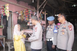Kapolres Metro Jakarta Timur Gelar Baksos, Bagikan 100 Nasi Box Untuk Buka Puasa Kepada Pemulung Di Pinang Ranti
