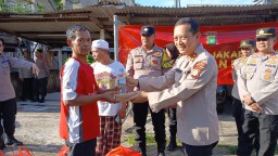 Polres Metro Jakarta Timur Bagikan 300 Nasi Box Untuk Warga Kurang Mampu Di Duren Sawit.