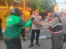 Kapolsek Matraman Bagikan Takjil, Pererat Hubungan Dengan Warga Dii Bulan Ramadhan.