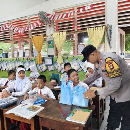 Polsek Cakung Monitor Pembagian Makan Bergizi Di Sekolah-Sekolah Penggilingan, Dukung Program Pemerintah.