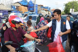 Ramadan Berkah: Satreskrim Polres Pelabuhan Tanjung Perak Berbagi Takjil dan Edukasi Kamtibmas di Surabaya