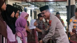 Kapolres Metro Jakarta Timur Dan Insan Media Bagikan Ta'jil serta Santunan Anak Yatim Piatu Di Bulan Suci Ramadhan 1446 H.