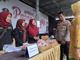 Berbagi Takjil dan Ringankan Beban Masyarakat Sampang di bulan Ramadhan, Polres Sampang Gelar Pasar Murah 
