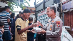 Bakti Sosial Kapolres Metro Jakarta Timur: Pembagian 300 Paket Nasi Box Untuk Warga Di Wilayah Slum Area Di Tengah Bulan Suci Ramadhan.