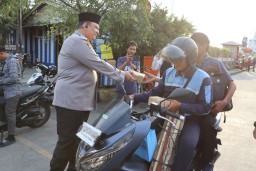 Bulan Ramadhan, Kapolres Gandeng Awak Media Berbagi Takjil Untuk Masyarakat.