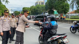 Kapolsek Matraman Bersama Mahasiswa UIJ Gelar Bakti Sosial Pembagian Takjil Dan Air Mineral Di Bulan Suci Ramadhan.