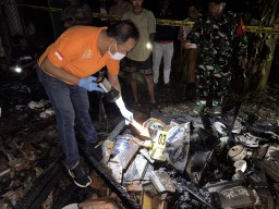 Sebuah Rumah Terbakar, Kapolsek Kamal Langsung Evakuasi Nenek Sebatang Kara Yang Jadi Korban