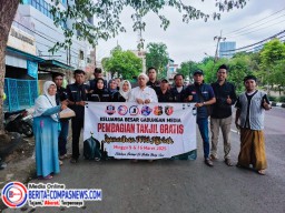 Berkah Ramadhan, Media Yang Tergabung di Bawah Naungan PT Umar Hayat, Kembali Bagikan Takjil Yang Kedua Kepada Pengguna Jalan
