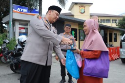Kapolres Gelar Baksos Berbagi Sembako Untuk Masyarakat.