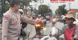 Anggota Polsek Sampang, Bantu Kelancaran Lalu Lintas Estoh 97 Berbagi, Depan Alun - Alun Trunojoyo