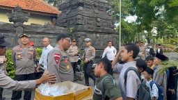 Kapolres Bandara Ngurah Rai Bagikan Takjil di Masjid Nurul Huda