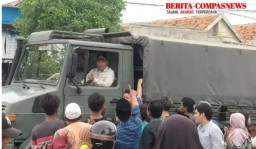 Bupati Sampang Mengemudikan Mobil Truk Sendiri, Berbagi Bantuan Sembako Kepada Warga