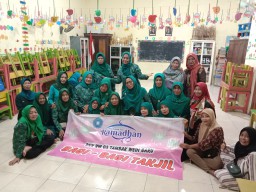 PKK RW 03 Tambak Wedi Baru Maknai Bulan Ramadhan Dengan Bagikan 1000 Takjil ke Warga 