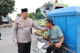 Balut Ramadhan Berbagi Keberkahan, Kapolres Bagikan Takjil Dan Himbauan Kamtibmas Mudik Aman Keluarga Nyaman Dan Hotline 110.