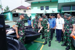TNI Salurkan 70 Boat Polyethylene Untuk Penanggulangan Banjir Di Bekasi.