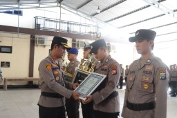 Prestasi dan Penghargaan Diberikan Kepada Juara 1 Lomba Adzan Khusus TNI-Polri Se-Jawa Timur, Kapolres Sampang Apresiasi