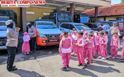 Tebar Cinta Ramadhan, Satlantas Polres Sampang Sosialisasi Dikmas Lantas Sejak Dini ke Siswa -Siswi Tk. Nurul Hidayah