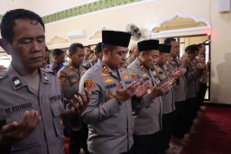 Polri Berduka, Kapolres Bangkalan Melaksanakan Salat Ghaib Atas Gugurnya Prajurit Bhayangkara Polda Lampung