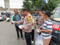 Polsek Ciracas Bagikan Takjil Ramadhan, Pererat Tali Silaturahmi Dengan Masyarakat.