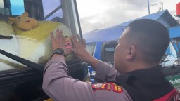 Unit Turjawali Sat Samapta Polres Metro Jakarta Timur Lakukan Pemasangan Stiker “Mudik Aman” di PT ALS.