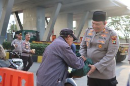 Polri Untuk Masyarakat Kapolres Bagikan Takjil, &amp; Himbauan Kamtibmas, Sosialisasi Hotline 110, Mudik Aman Keluarga Nyaman Dan Pemberantasan Preman Kedok Orm