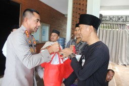 Kapolres Metro Jakarta Barat Melakukan Giat Sholat Dzuhur Dan Memberikan Baksos Kepada Marbot Masjid.