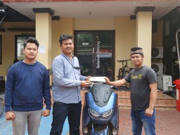 Personil Polsek Tambora Menyerahkan Kendaraan Bermotor Yang Hilang Kepada Pemiliknya.