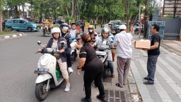 Berkah Ramadan: Wartawan Surabaya Berbagi Takjil Untuk Masyarakat