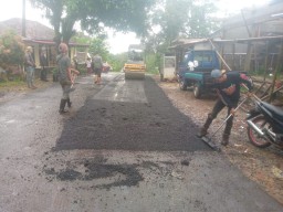 DPUPR Provinsi Banten Melalui UPTD PJJ Kabupaten Pandeglang Lakukan Tambal Sulam Jalur Mudik Lebaran 2025