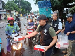 Satresnarkoba Polres Pelabuhan Tanjung Perak Bagikan Takjil Untuk Masyarakat di Surabaya