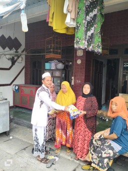 Keluarga Besar H. Niman Berbagi Beras Untuk Kaum Dhuafa di Bulan Suci Ramadan