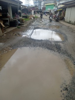 Warga Kayong Utara Keluhkan Jalan Rusak Masbangun Sukamaju, Diduga DT Pengusaha Oknum Anggota Dewan Penyebabnya 