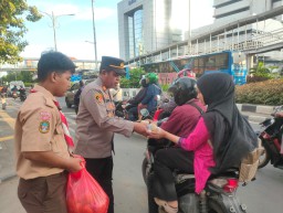 Hangatnya Kebersamaan Di Jalan Matraman Raya, Berbagi Takjil untuk Sesama.