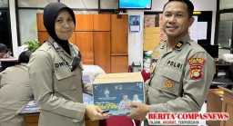 Polres Metro Jakarta Timur Berikan Bingkisan Idul Fitri 1446 H kepada Warakawuri: Bentuk Penghargaan Atas Pengabdian Keluarga Anggota Polri.