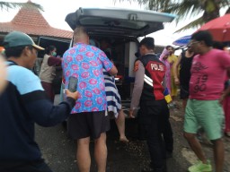 Polsek Nusa Penida Bantu Evakuasi Korban Akibat Laka Laut di Perairan Klingking Nusa Penida