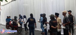 Kantor Hukum D.Firmansyah, SH dan Partner Berbagi Takjil dan Santunan Untuk Anak Yatim dan Masyarakat