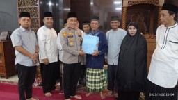 Kapolsek Cipayung Tarawih Bersama 3 Pilar, Ajak Warga Jaga Keamanan Di Bulan Ramadan.