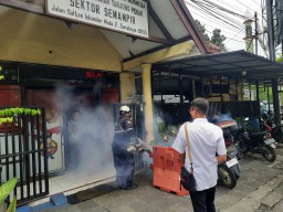 Cegah Demam Berdarah: Polres Pelabuhan Tanjung Perak Gencarkan Fogging DBD di Mako dan Polsek Jajaran