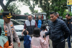 Kapolda Metro Jaya Berikan Ratusan Paket Sembako Dan Santunan Untuk Anak Yatim Di Panti Asuhan "Tunas Bangsa" Cipayung
