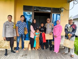 Jelang Idul Fitri 1446 Hijriah Kapolsek PMK, Berikan Anak Yatim Baju Lebaran dan Uang Santunan