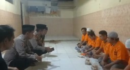 Momen Kebersamaan: Polsek Krembangan Gelar Buka Bersama Tahanan