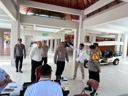 Kapolres Bandara I Gusti Ngurah Rai Tinjau Posko Terpadu Angkutan Udara Lebaran 1446 H