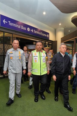 Kakorlantas-Menhub Pantau Hari Pertama Operasi Ketupat 2025.