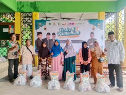 Bupati Romi Wijaya Apresiasi Baznas Kayong Utara Dalam Program Salurkan Ratusan Peket Sembako Lebaran
