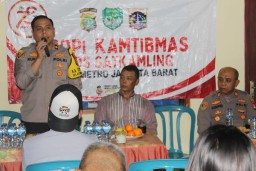 Kapolsek Tambora Ngopi Kamtibmas Di Pos Satkamling RW 02*