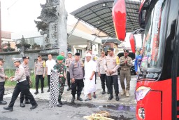 Kapolres Klungkung Bersama Dandim 1610 Lepas Rombongan Mudik Gratis