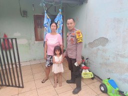 Polisi Temukan Anak Hilang Di Pasar Induk Kramatjati, Kembalikan Dengan Selamat Ke Pelukan Orang Tua.